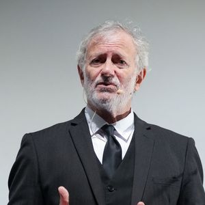 Francis Huster célèbre Sacha Guitry à l'occasion du Festival Les Hérault du Cinéma et de la Télévision 2026 au Cap d'Agde le 21 juin 2026.
© Anne-Sohie Guebey / Bestimage