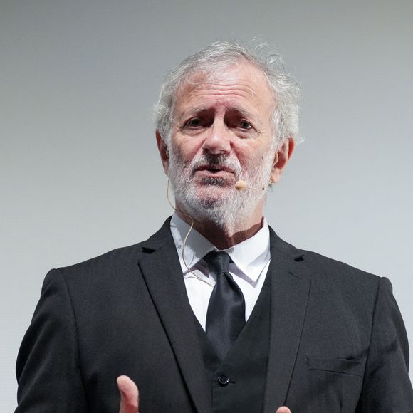 Francis Huster célèbre Sacha Guitry à l'occasion du Festival Les Hérault du Cinéma et de la Télévision 2026 au Cap d'Agde le 21 juin 2026.

© Anne-Sohie Guebey / Bestimage