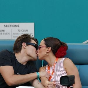 Le jeune homme de 23 ans et l'actrice de 21 ont annoncé ce jeudi 21 août 2025 avoir accueilli une petite fille par voie d'adoption. 

Miami Gardens, Floride – 12ᵉ jour de l’Open de Miami 2025, avec des matches intenses opposant les plus grandes stars du tennis pour une place en finale.
27/03/2025

Photo : Backgrid USA / Bestimage