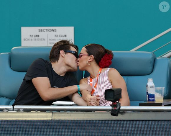 Le jeune homme de 23 ans et l'actrice de 21 ont annoncé ce jeudi 21 août 2025 avoir accueilli une petite fille par voie d'adoption. 

Miami Gardens, Floride – 12ᵉ jour de l’Open de Miami 2025, avec des matches intenses opposant les plus grandes stars du tennis pour une place en finale.
27/03/2025

Photo : Backgrid USA / Bestimage