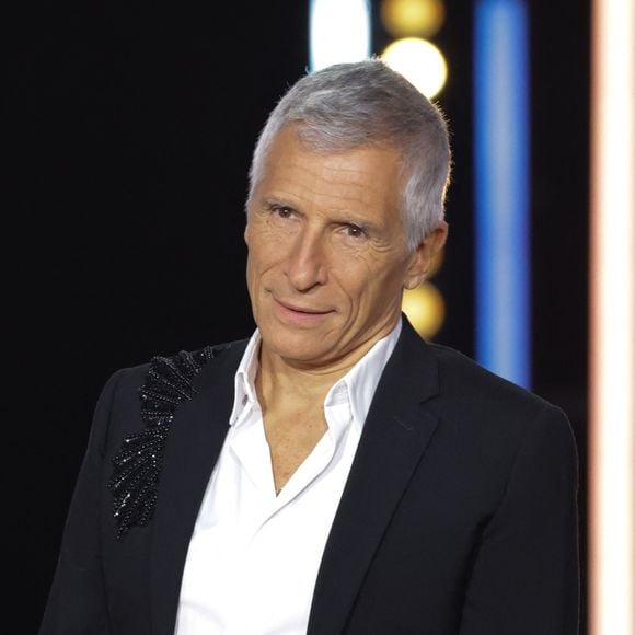 Nagui est accusé de s'enrichir sur l'argent public par le député Charles Alloncle.

Les célébrités se mobilisent pour la 38ème édition du Téléthon dans les studios de France 2 à Paris © Coadic Guirec / Bestimage