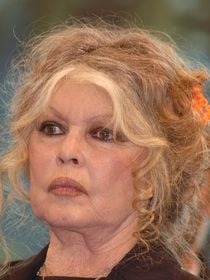 Brigitte Bardot : L’appartement parisien luxueux de son enfance, "un couloir reliait le vestibule aux quartiers des domestiques"
