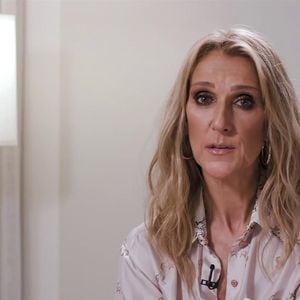 La chanteuse a publié un message plein d'émotion sur Instagram suite à la disparition du journaliste vendredi 20 mars 2026. 

Céline Dion conseille à Drake de ne pas se faire tatouer son visage suite aux déclarations du rappeur.  @Backgrid UK/ Bestimage