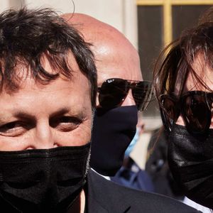 Arthur (Jacques Essebag) et sa compagne Mareva Galanter - Arrivées des people à la manifestation de soutien à la famille de Sarah Halimi sur la place du Trocadéro à Paris le 25 avril 2021. © Cyril Moreau/Bestimage