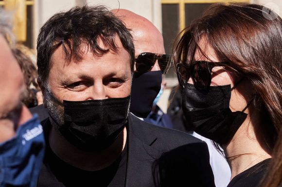 Arthur (Jacques Essebag) et sa compagne Mareva Galanter - Arrivées des people à la manifestation de soutien à la famille de Sarah Halimi sur la place du Trocadéro à Paris le 25 avril 2021. © Cyril Moreau/Bestimage