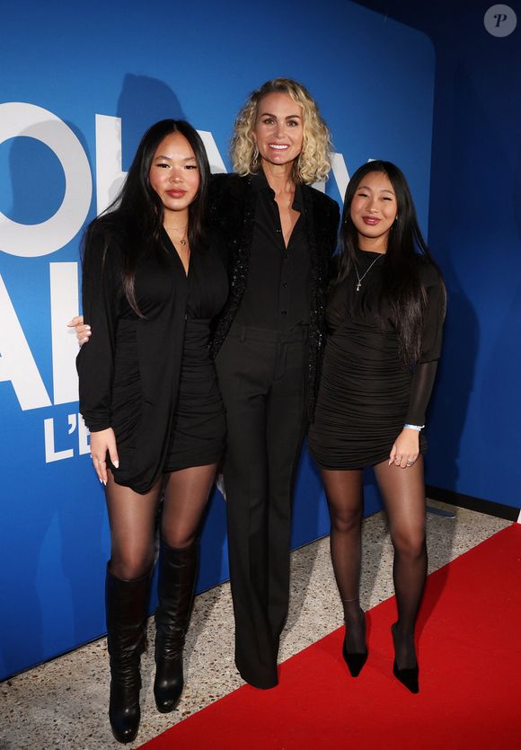 Sur Instagram, la maman de Jade et Joy a écrit : "J’ai vu notre maison partir en cendres, impuissante face aux flammes qui ont tout emporté". 

Laeticia Hallyday et ses filles Joy et Jade - Photocall du vernissage de l'exposition "Johnny Hallyday, l'exposition" au Palais des Expositions à Paris. Le 21 décembre 2023
© Dominique Jacovides / Bestimage