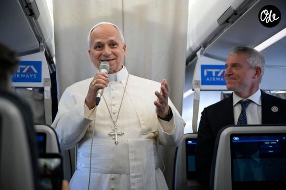 Le pape Léon XIV embarque à bord d'un Airbus A321 sur le tarmac de l'aéroport de Fiumicino à Rome, pour son voyage apostolique de 3 jours en France. Rome, le 25 septembre 2026.© ANSA via ZUMA Press / Bestimage