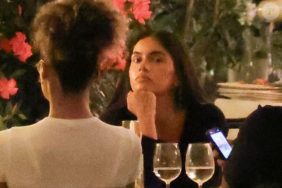 La seconde, brune au teint hâlé, affichait une chevelure longue, lisse, dans un style méditerranéen ou latina.


Paris, FRANCE Le footballeur français Kylian Mbappé passe la soirée avec des amis et deux mystérieuses femmes au restaurant Loulou à Paris. La star du football est restée dehors de 21 heures à 1 heure du matin !