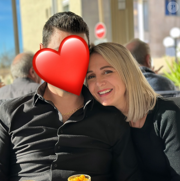 Une situation qui n'empêche pas le bonheur de la mère de famille, en couple avec un homme dont elle préserve l'identité.

Ambre Dol de "Familles nombreuses" avec sa moitié - 15 décembre 2024