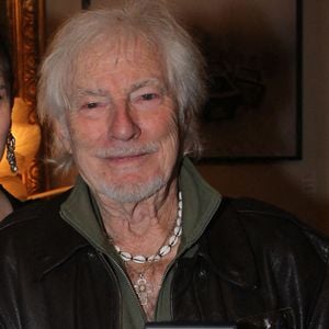 Exclusif - Hugues Aufray - Hugues Aufray reçoit la médaille Grand Vermeil de la ville des mains d'Anne Hidalgo, à l'hôtel de ville de Paris le 18 décembre 2025. © Philippe Baldini/Bestimage