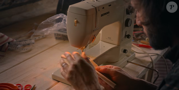 Avant la musique, il s’était formé au stylisme et à la couture à l’ESMOD.

Vianney en pleine construction de sa cabane en bois sur YouTube.