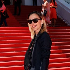 L’humoriste de 48 ans est notamment à l'affiche du long-métrage "Anna et les enfants", dirigé par Diane Clavier et en salles le 3 juin prochain.
Camille Chamoux lors de la montée des marches du film "Moulin" lors du 79ème Festival International du Film de Cannes, le 17 mai 2026.
© Jacovides-Moreau / Bestimage