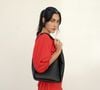 Les mini-sacs rigides perdent du terrain cet été au profit de formats beaucoup plus spacieux et confortables.