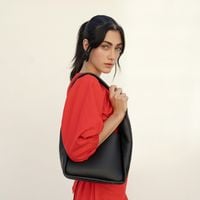 Les mini-sacs se font détrôner : cet été, la tendance se tourne vers un autre format de sacs beaucoup plus confort et pratique