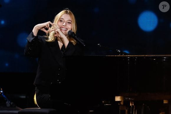 Exclusif - Santa (Samantha Cotta, chanteuse du groupe HYPHEN HYPHEN) - Enregistrement de l'émission "Paris 2024, le concert événement... Dans un an, les jeux" sur le parvis de l'Hôtel de Ville de Paris, le 3 juillet 2023. © Tiziano Da Silva-Christophe Clovis / Bestimage
