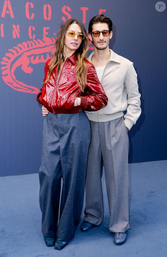 Lors d'un récent entretien accordé au média "Brut", il a livré un vibrant plaidoyer en faveur de l'école publique.

Pierre Niney et sa compagne Natasha Andrews au photocall du défilé Lacoste Collection Femme Prêt-à-Porter Automne/Hiver 2026-2027 lors de la Fashion Week de Paris (PFW) à Roland Garros, à Paris, France, le 8 mars 2026. © Olivier Borde/Bestimage