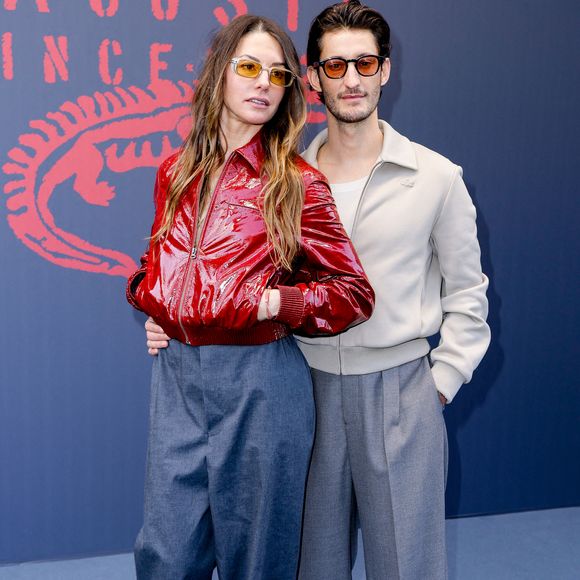 Lors d'un récent entretien accordé au média "Brut", il a livré un vibrant plaidoyer en faveur de l'école publique.

Pierre Niney et sa compagne Natasha Andrews au photocall du défilé Lacoste Collection Femme Prêt-à-Porter Automne/Hiver 2026-2027 lors de la Fashion Week de Paris (PFW) à Roland Garros, à Paris, France, le 8 mars 2026. © Olivier Borde/Bestimage