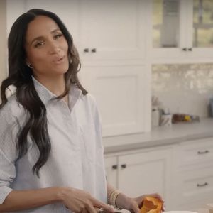 Los Angeles, CA - Le prince Harry se blottit contre Meghan Markle dans la première bande-annonce de son nouveau programme Netflix With Love, Meghan. La duchesse de Sussex revient sur les écrans de télévision. 
©Backgrid UK/ Bestimage