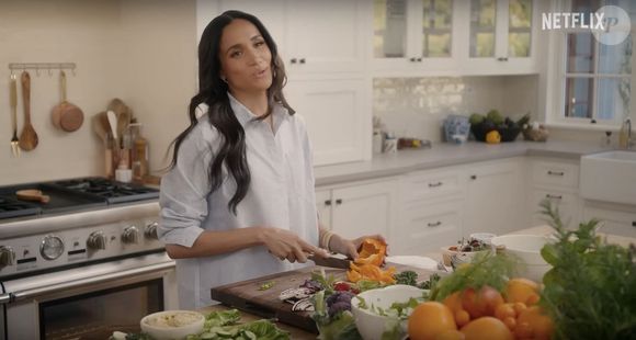 Los Angeles, CA - Le prince Harry se blottit contre Meghan Markle dans la première bande-annonce de son nouveau programme Netflix With Love, Meghan. La duchesse de Sussex revient sur les écrans de télévision. 
©Backgrid UK/ Bestimage