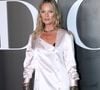 Invitée au défilé Dior lors de la Fashion Week automne-hiver organisée dans  l'Ecole militaire à Paris, Kate Moss était resplendissante dans une nuisette en satin de couleur crème.

Kate Moss  au photocall du défilé Dior Homme à l'École-Militaire lors de la semaine de la mode masculine automne/hiver 2025-2026 à Paris, France.© Bertrand Rindoff/Bestimage