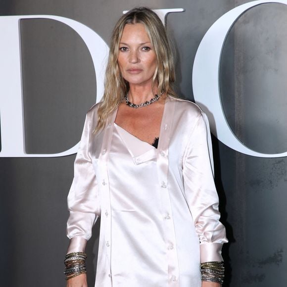 Invitée au défilé Dior lors de la Fashion Week automne-hiver organisée dans  l'Ecole militaire à Paris, Kate Moss était resplendissante dans une nuisette en satin de couleur crème.

Kate Moss  au photocall du défilé Dior Homme à l'École-Militaire lors de la semaine de la mode masculine automne/hiver 2025-2026 à Paris, France.© Bertrand Rindoff/Bestimage
