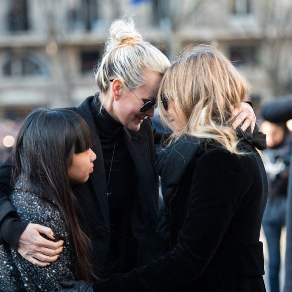 Photo d'archives du 9 décembre 2017 des filles de Johnny Hallyday Jade et Joy et de son épouse Laeticia Hallyday et Laura Smet devant l'église de la Madeleine au début de la cérémonie des obsèques du chanteur français Johnny Hallyday à Paris, France. Photo Eliot Blondet/ABACAPRESS.COM