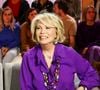 Souriante malgré une coque protectrice, elle a confié espérer que cette intervention soit la dernière.

Amanda Lear sur plateau de l'émission "Animalement Vôtre" présentée par B.Montiel et diffusée le 4 janvier 2026 sur France 3, à Paris, France, le 3 décembre 2025. © Jack Tribeca/Bestimage