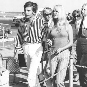 Brigitte Bardot et Gunther Sachs von Opel à l'aéroport international Kennedy pendant leur lune de miel, 1966. Photo par Everett/ABACAPRESS.COM