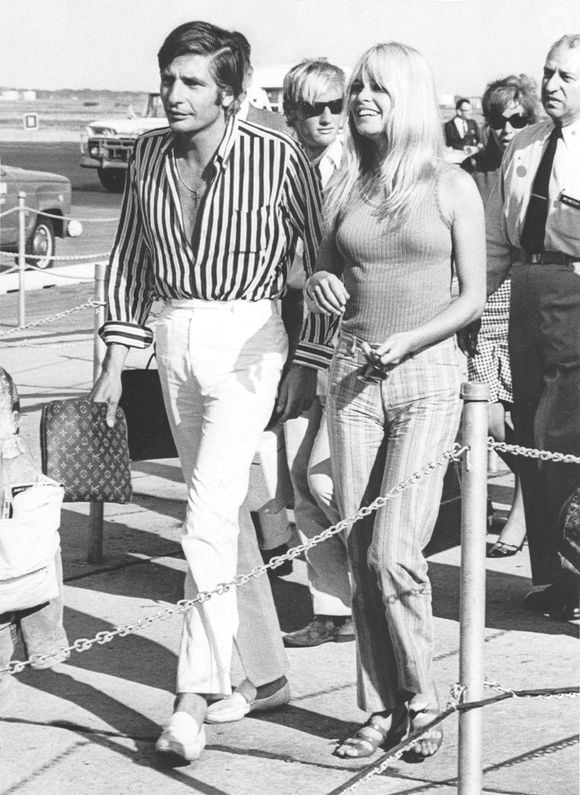 Brigitte Bardot et Gunther Sachs von Opel à l'aéroport international Kennedy pendant leur lune de miel, 1966. Photo par Everett/ABACAPRESS.COM
