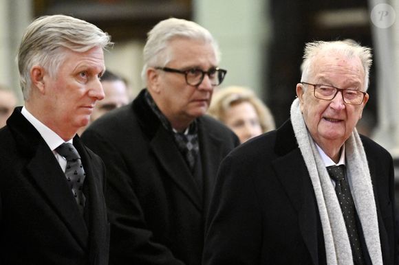 Le roi Philippe, Le prince Laurent et le roi Albert II de Belgique - La famille royale de Belgique assiste à la messe annuelle à la mémoire des membres royaux décédés, en l'église Notre-Dame de Laeken à Bruxelles, le 17 février 2023. © Photonews / Bestimage