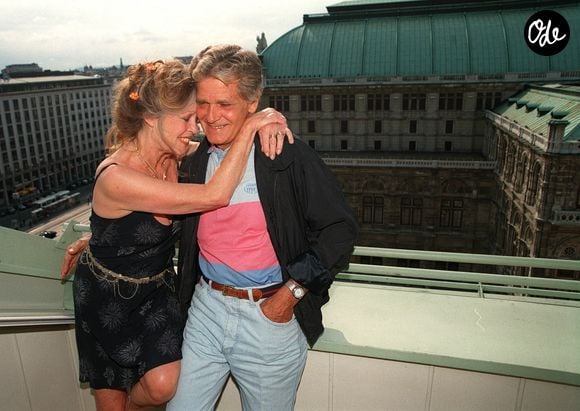 Dans un communiqué transmis à l'AFP, la Fondation a confirmé cette nouvelle organisation : "Conformément aux statuts de la Fondation Brigitte Bardot qui prévoient un renouvellement annuel de la présidence et du bureau du conseil, M. Max Guazzini a été élu ce jour."

Archives - Brigitte Bardot, avec son mari Bernard d'Ormale, est à Vienne pour manifester contre Hermann Nitsch le 31 juillet 1998 Action Press / Bestimage