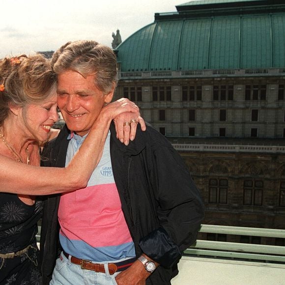 Dans un communiqué transmis à l'AFP, la Fondation a confirmé cette nouvelle organisation : "Conformément aux statuts de la Fondation Brigitte Bardot qui prévoient un renouvellement annuel de la présidence et du bureau du conseil, M. Max Guazzini a été élu ce jour."

Archives - Brigitte Bardot, avec son mari Bernard d'Ormale, est à Vienne pour manifester contre Hermann Nitsch le 31 juillet 1998 Action Press / Bestimage