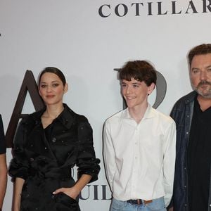 Guillaume Canet (réalisateur du film "Karma"), Marion Cotillard, Hugo Trophardy et Denis Ménochet au photocall de la première du film "Karma" au cinéma Pathé Palace à Paris le 13 octobre 2026. © Coadic Guirec / Bestimage