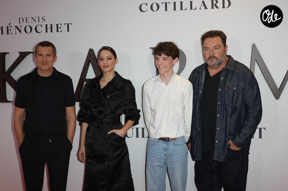 Guillaume Canet (réalisateur du film "Karma"), Marion Cotillard, Hugo Trophardy et Denis Ménochet au photocall de la première du film "Karma" au cinéma Pathé Palace à Paris le 13 octobre 2026. © Coadic Guirec / Bestimage
