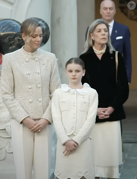 Ces cérémonies ont marqué la première participation officielle pour Gabriella, 10 ans, qui succède ainsi à son jumeau Jacques, présent l’an dernier.

A l'occasion de la Fête Nationale monégasque 2025, S.A.S. le Prince Albert II a remis les décorations dans les ordres de Saint-Charles et des Grimaldi, le lundi 17 novembre 2025 via Youtube @MonacoInfo