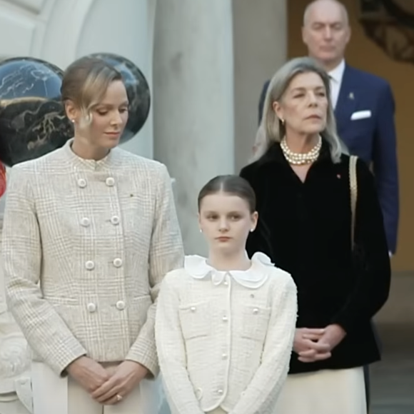 Ces cérémonies ont marqué la première participation officielle pour Gabriella, 10 ans, qui succède ainsi à son jumeau Jacques, présent l’an dernier.

A l'occasion de la Fête Nationale monégasque 2025, S.A.S. le Prince Albert II a remis les décorations dans les ordres de Saint-Charles et des Grimaldi, le lundi 17 novembre 2025 via Youtube @MonacoInfo