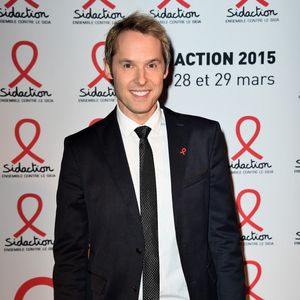 Damien Thevenot posant lors d'une séance photo organisée à l'occasion du lancement de l'édition 2015 de Sidaction, qui s'est tenue au musée du quai Branly à Paris, en France, le 2 mars 2015. Photo de Nicolas Briquet/ABACAPRESS.COM