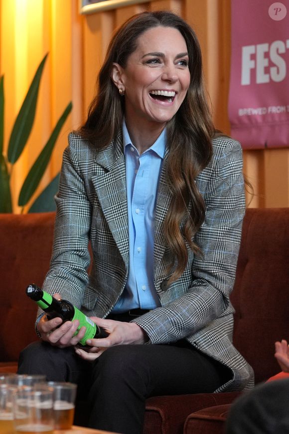 Avant son diagnostic, elle était adepte du gin tonic, comme le soulignait le magazine People et un ancien majordome.


Le prince William, prince de Galles, et Catherine (Kate) Middleton, princesse de Galles, visitent la brasserie Southwark Brewing Company à Londres.
Kin Cheung/WPA-Pool/Julien Burton via Bestimage