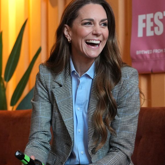 Avant son diagnostic, elle était adepte du gin tonic, comme le soulignait le magazine People et un ancien majordome.


Le prince William, prince de Galles, et Catherine (Kate) Middleton, princesse de Galles, visitent la brasserie Southwark Brewing Company à Londres.
Kin Cheung/WPA-Pool/Julien Burton via Bestimage