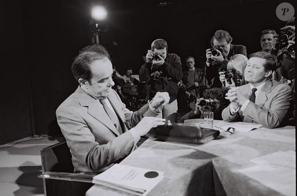 Alain Duhamel et Georges Marchais sur le plateau de l'émission Cartes sur Table en 1980. Photo par ASLAN / BESTIMAGE