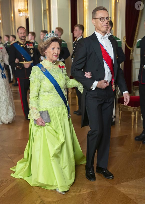 Ce samedi 11 janvier par, la reine Sonja a été admise à l’hôpital de Lillehammer pour une fibrillation auriculaire, un trouble du rythme cardiaque...

La reine Sonja de Norvège, Alexander Stubb - Dîner d'Etat en l'honneur de la visite du président finlandais A.Stubb et sa femme S.Innes-Stubb au palais royal à Oslo (Norvège), le 15 octobre 2024. © Dana Press / Bestimage