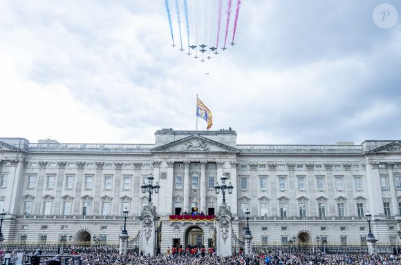 Survol du palais de Buckingham - La famille royale britannique assiste aux célébrations du 80ème anniversaire de la fin de la Seconde guerre mondiale (VE Day) au balcon de Buckingham Palace à Londres, le 5 mai 2025. © GoffPhotos/Bestimage
