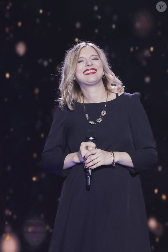 "On ne vit pas ensemble. On n’est pas amoureux en fait", confie-t-elle. Mais qu'importe, elle semble être très heureuse.
Amandine Bourgeois (enceinte) -  Surprises - Enregistrement de l'émission "La boîte à secrets 13", présentée par F.Bollaert,  diffusée le 21 octobre sur France 3. Chaque invité a le plaisir de découvrir des surprises réalisées sur mesure avec la complicité de ses proches !
© Jack Tribeca / Bestimage