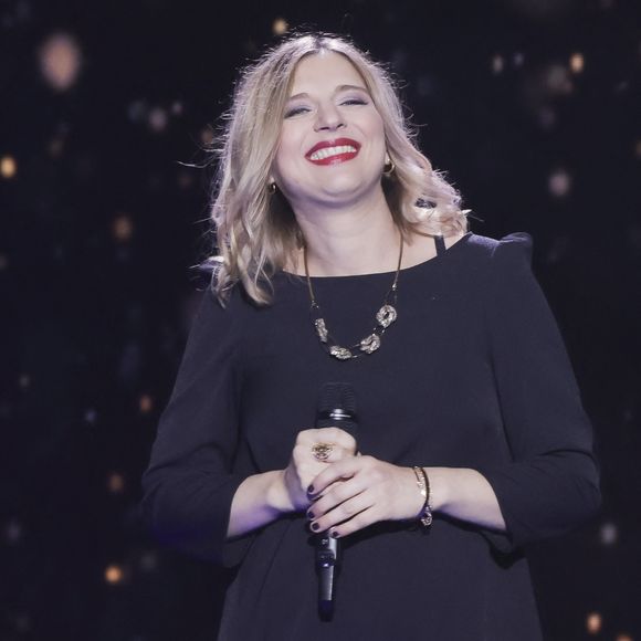 "On ne vit pas ensemble. On n’est pas amoureux en fait", confie-t-elle. Mais qu'importe, elle semble être très heureuse.
Amandine Bourgeois (enceinte) -  Surprises - Enregistrement de l'émission "La boîte à secrets 13", présentée par F.Bollaert,  diffusée le 21 octobre sur France 3. Chaque invité a le plaisir de découvrir des surprises réalisées sur mesure avec la complicité de ses proches !
© Jack Tribeca / Bestimage