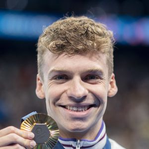 Léon Marchand s’éclate à des milliers de kilomètres de la France

Léon Marchand a remporté la médaille d’or sur le 200 m 4 nages, son quatrième titre olympique lors des Jeux Olympiques de Paris. © Perusseau-Jacovides/Bestimage