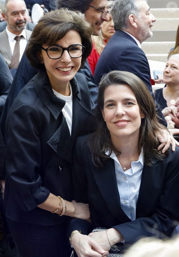 La cavalière a opté pour un pantalon pince sombre allant à la perfection avec une chemise bleu ciel ouverte.

Rachida Dati,  Charlotte Casiraghi - Ouverture du Festival du Livre de Paris 2025 au Grand Palais à Paris le 10 avril 2025. Le Maroc est l'invité d'honneur du Festival du Livre de Paris 2025, qui fête son retour au Grand Palais.  © Marc Ausset-Lacroix/Bestimage