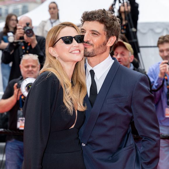 Virginie Efira et son compagnon Niels Schneider - Montée des marches du film " L'inconnue" lors du 79ème Festival International du Film de Cannes, le 18 mai 2026. © Jacovides-Moreau / Bestimage