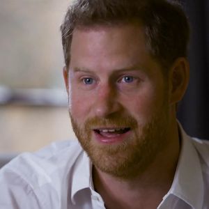 Le prince Harry et Meghan Markle (Robe Oscar de la Renta), duc et duchesse de Sussex, font leur première apparition en podcast sur Spotify depuis l'annonce de la deuxième grossesse de Meghan le 22 février 2021. 
Crédit : Backgrid UK/ Bestimage
