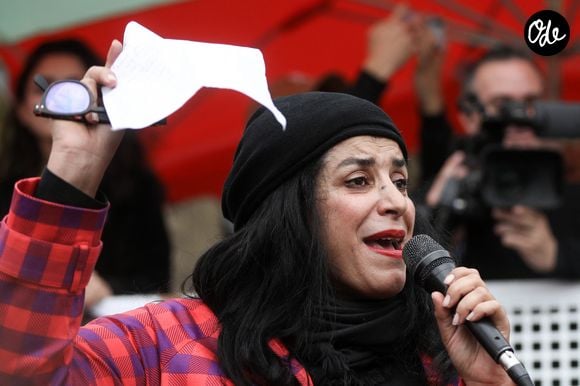 La réalisatrice française Marjane Satrapi - Des personnes participent à un rassemblement de soutien aux femmes iraniennes à Paris, France, le 2 octobre 2022. Cette manifestation a lieu suite à la mort de Mahsa Amini, décédée en garde à vue après avoir été détenue par la police des mœurs iranienne, et de Hadis Najafi, abattue lors d'une manifestation en Iran.  © Stéphane Lemouton/Bestimage