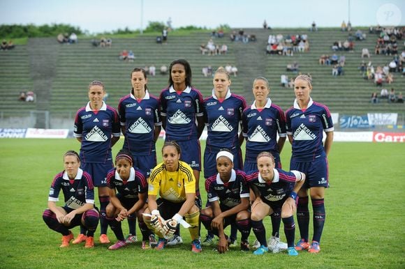 Ensemble depuis 13 ans, Sonia Bompastor et Camille Abily ont 4 enfants

Equipe Lyon Debout de gauche a droite : Camille Abily - Lotta Schelin - Wendie Renard - Corine Petit Franco - Sabrina Viguier - Amandine Henry - Accroupis de gauche a droite : Laura Dickenmann - Shirley Cruz Trana - Sarah Bouhaddi - Elodie Thomis - Sonia Bompastor -